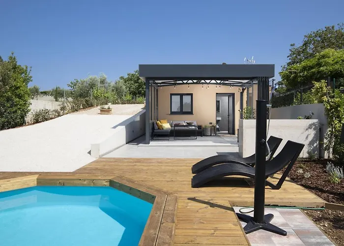 House Olive וילה מדולין